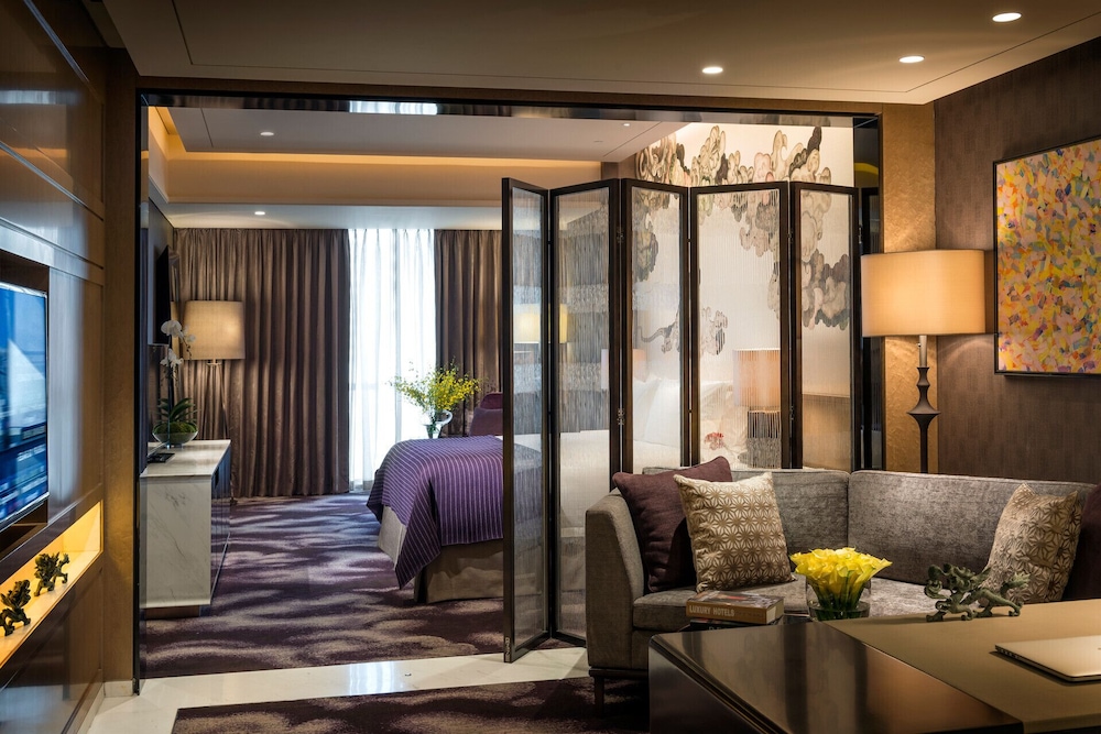 Ambassador Suite with 1 king bed & 2 Double beds photo 2