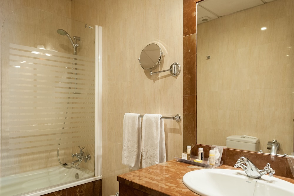 Standard Twin Room - Photo 25