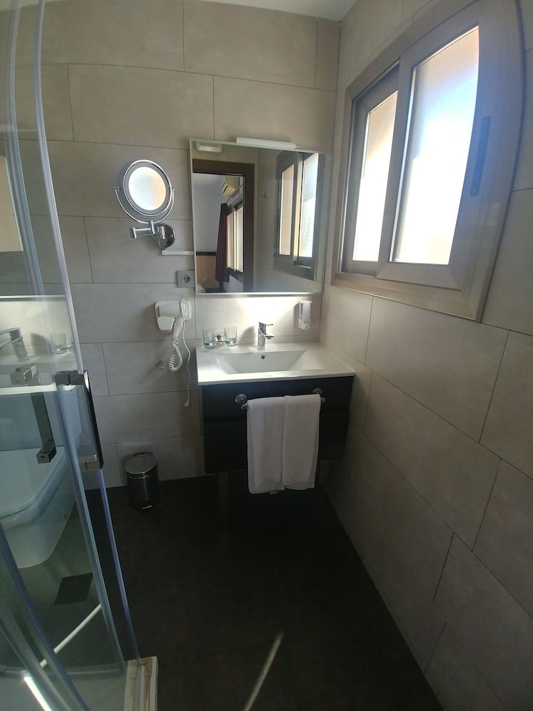 Double Room - Photo 17