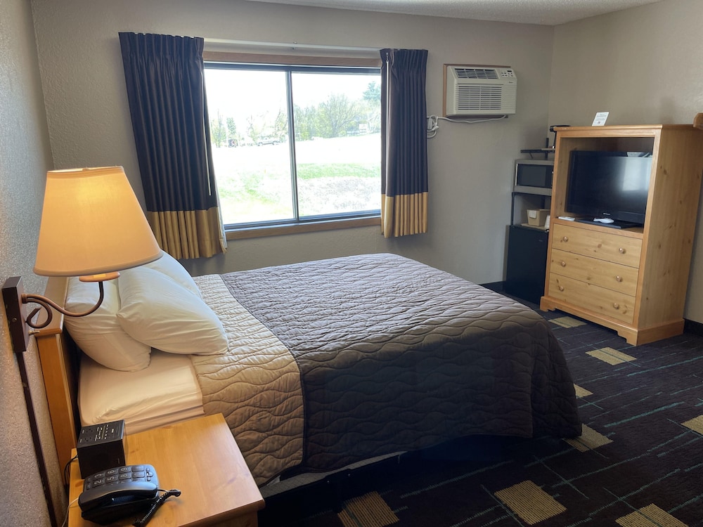 1 Queen Bed, Economy, Walk-in Shower, NO PETS, Non-Smoking photo 1