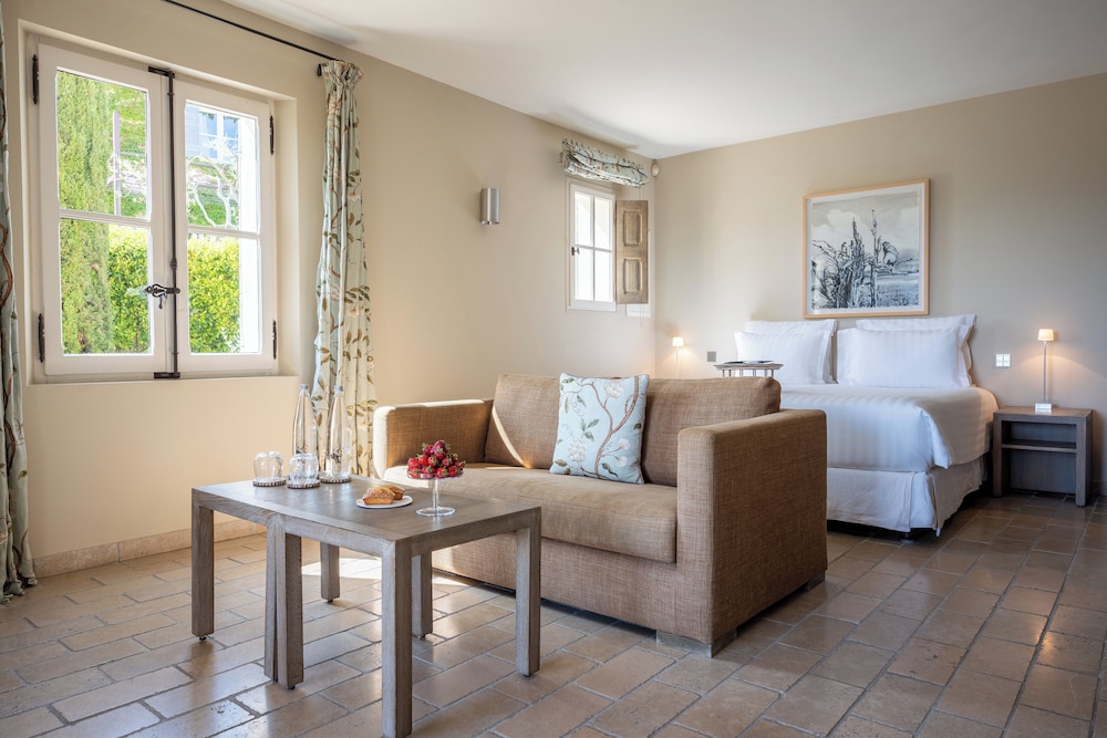 Room (Charming)