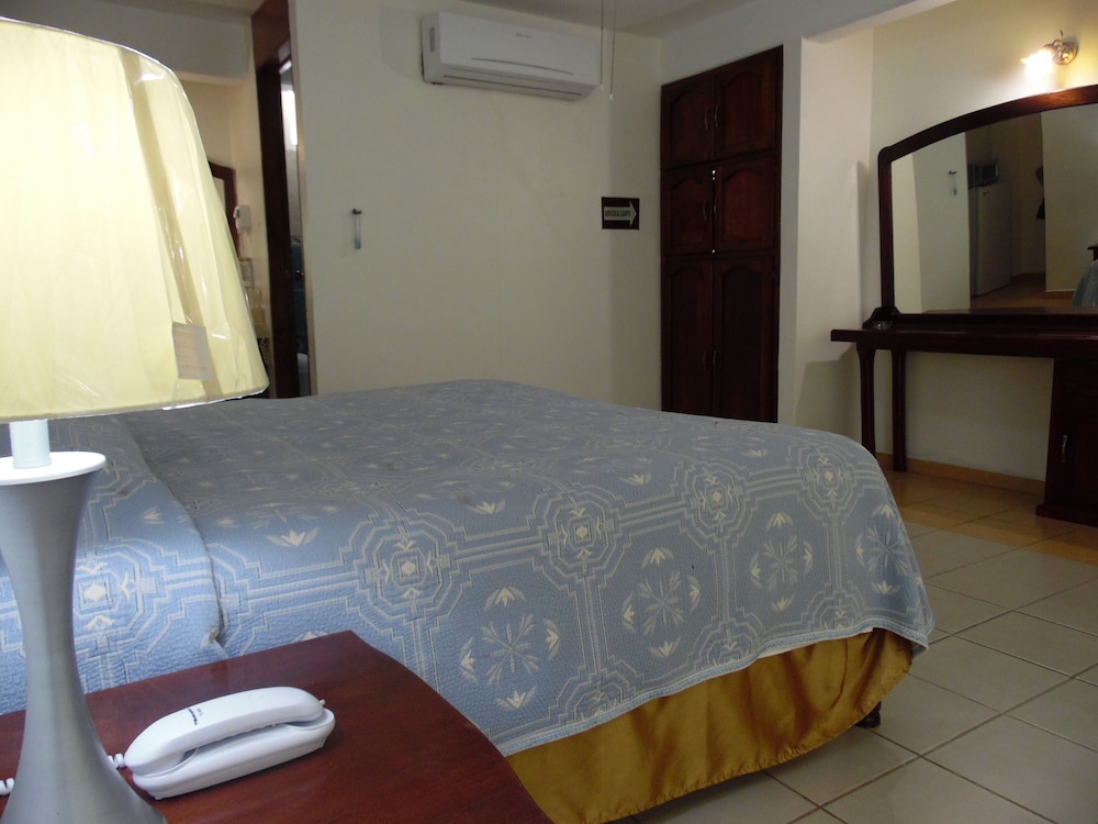Standard Room, 1 Queen Bed, Partial Ocean View, Tower photo 3