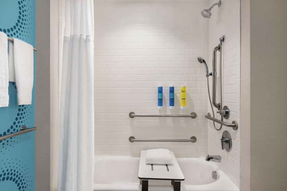 Room, 2 Queen Beds, Accessible, Bathtub - Photo 3