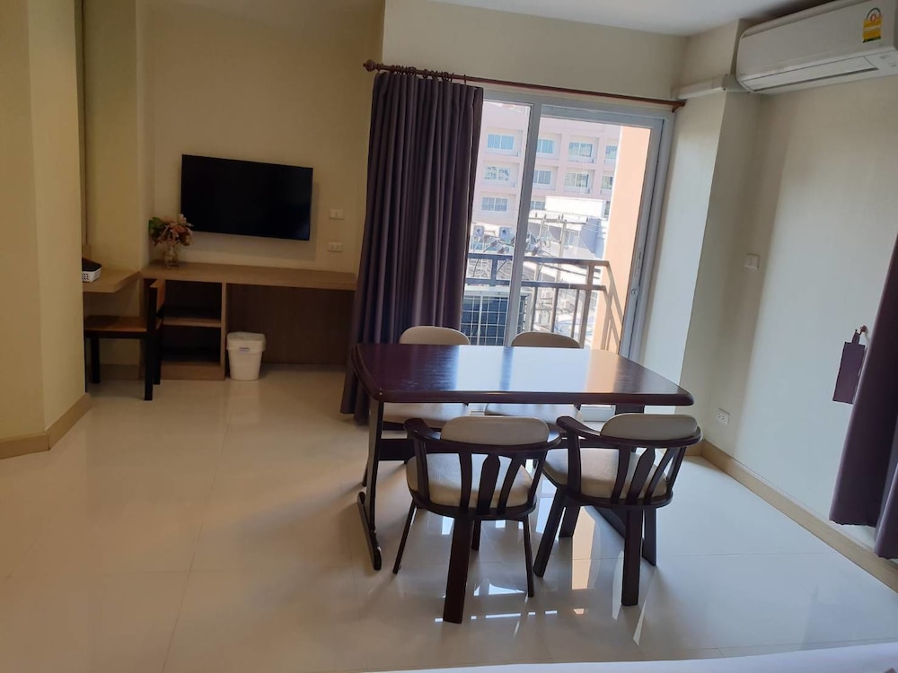 Family Room, City View photo 3