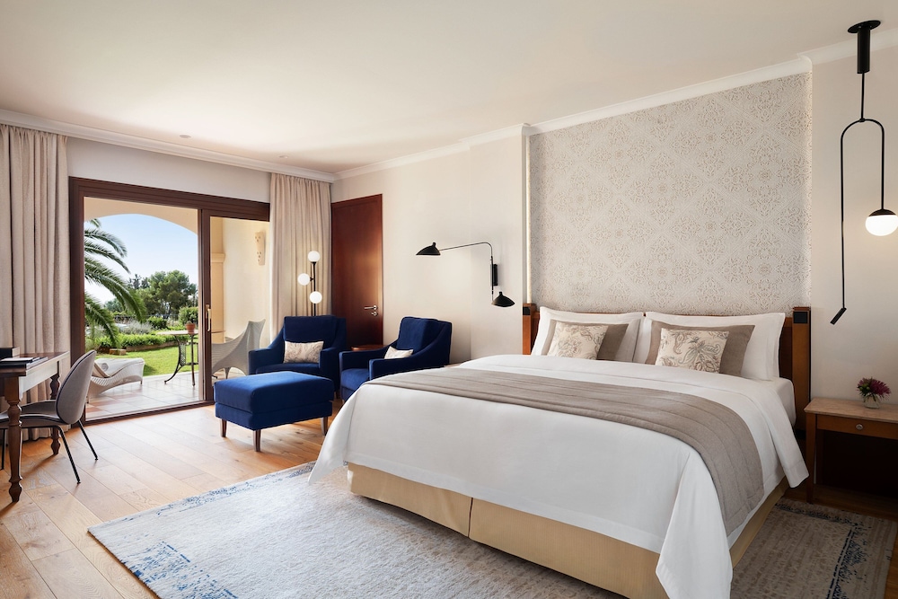 Grand Deluxe Room,1 King Bed, Garden Access