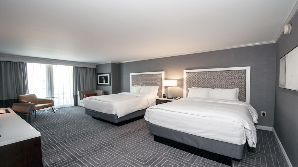 Premium Room, Multiple Beds, Balcony (Plaza View) - Photo 2