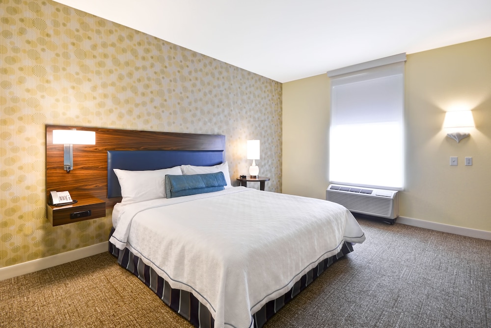 Suite, 1 King Bed, Accessible, Non Smoking (mob/hearing acc w/ roll-in shower) photo 3