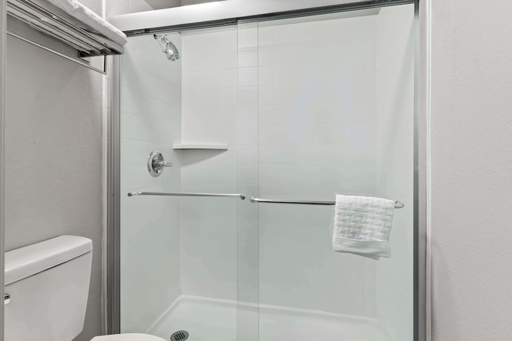 Standard Room, 2 Queen Beds, Non Smoking, Refrigerator & Microwave - Photo 8