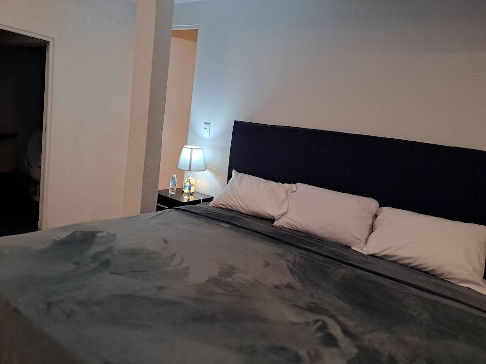 Deluxe Room, 1 King Bed photo 1