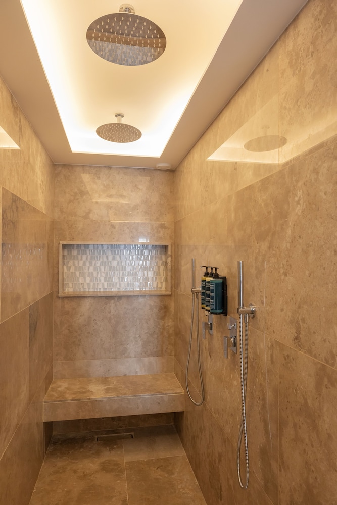 Luxury Chairman Two Bedroom Suite Ocean Front Diamond Club - Photo 9