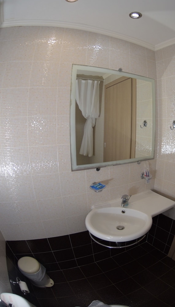 Basic Double or Twin Room, 1 Bedroom - Photo 8