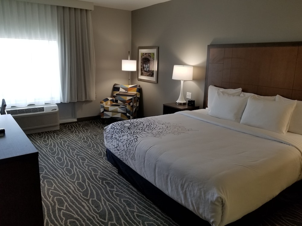 Single Room, 1 King Bed, Non Smoking (Mobility and Hearing Impaired) - Photo 2