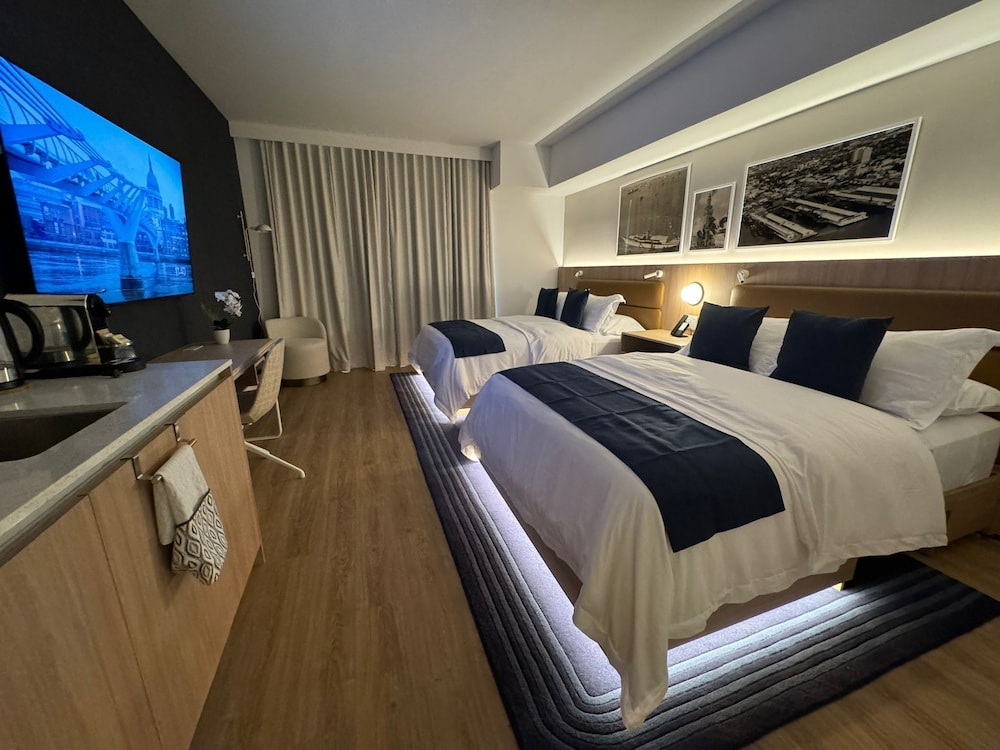Luxury Studio Suite, City View photo 3