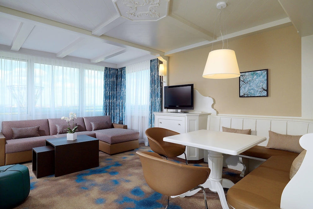 Junior Suite, 1 King Bed with Sofa bed - Photo 11
