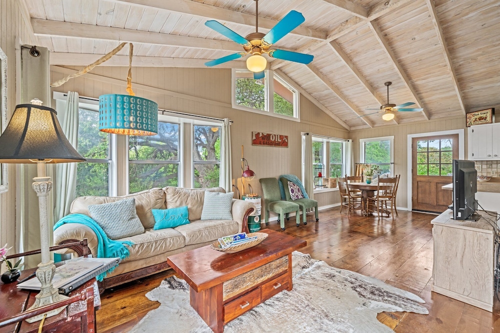 House, 1 King Bed, Hot Tub, City View (409 W San Ant Lillia)