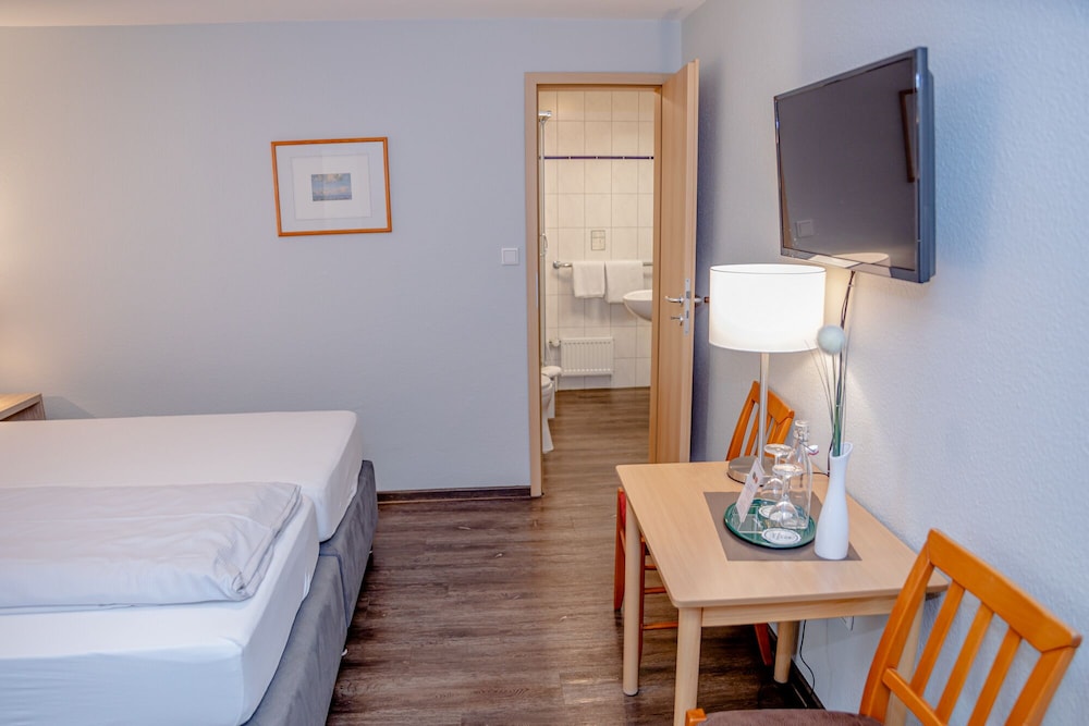 Classic Double Room Single Use, 2 Twin Beds photo 2