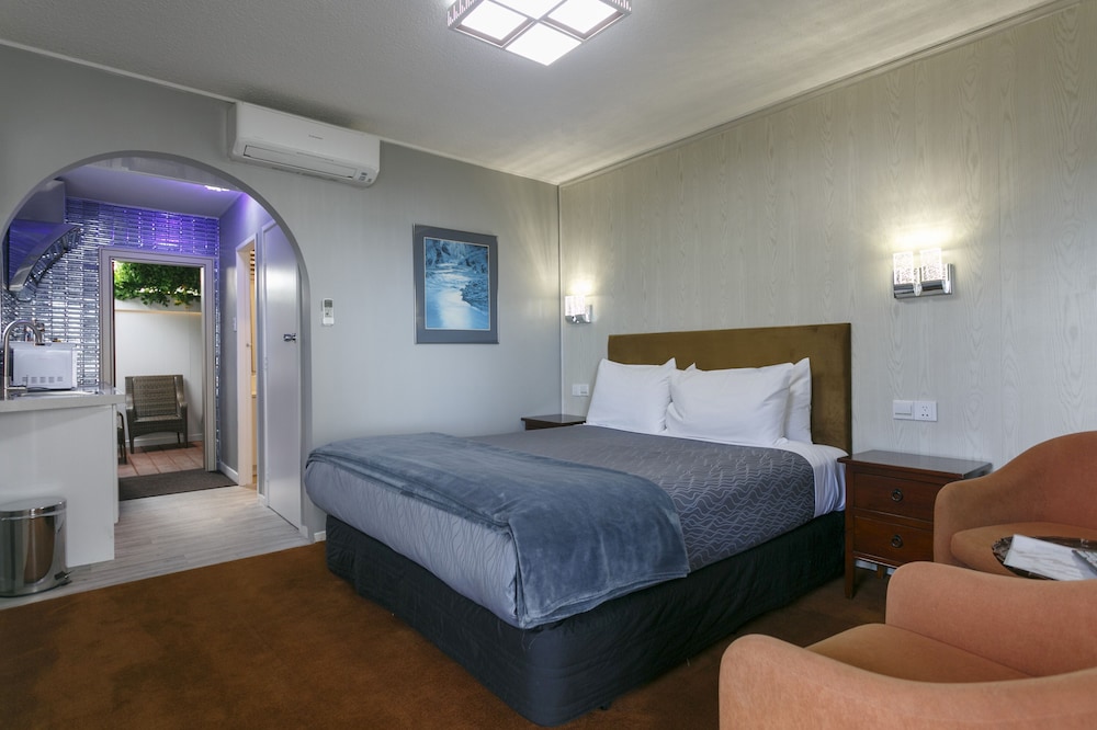 Lakefront Thermal Spa Studio King Bed Ground Floor (partial view) photo 2