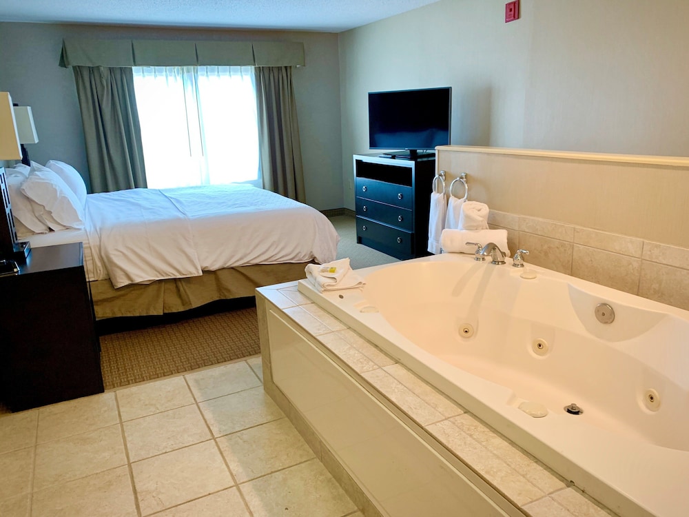 Standard Room, 1 King Bed, Jetted Tub - Photo 7