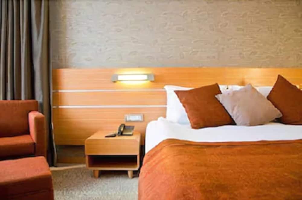 Room with 1 Large and 1 Single Bed photo 2