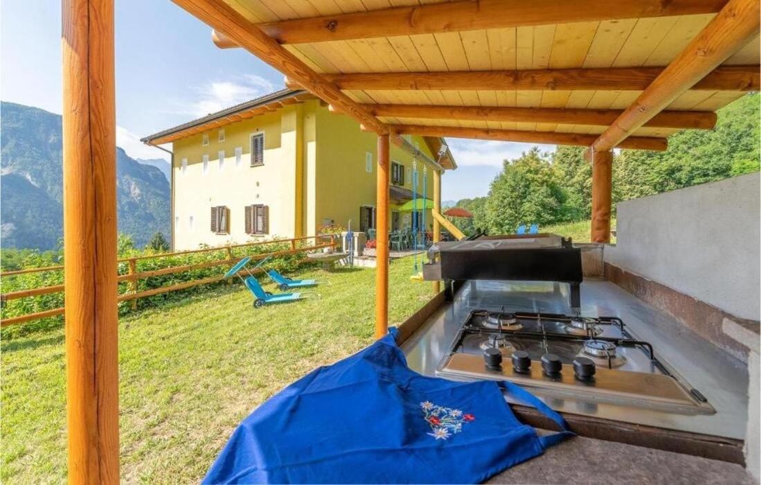 Five-Bedroom House photo 1