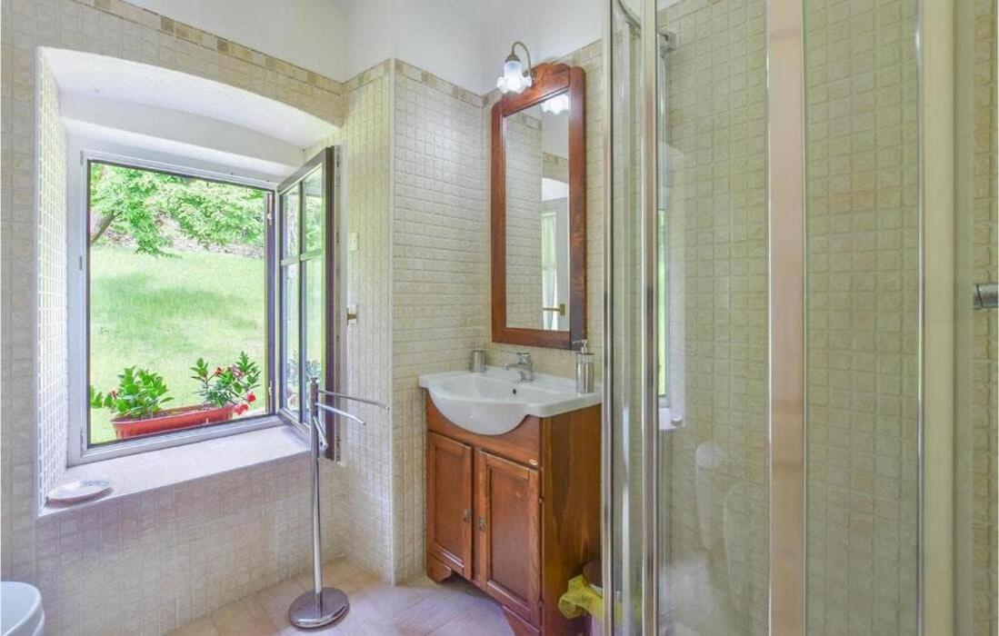 Five-Bedroom House photo 3