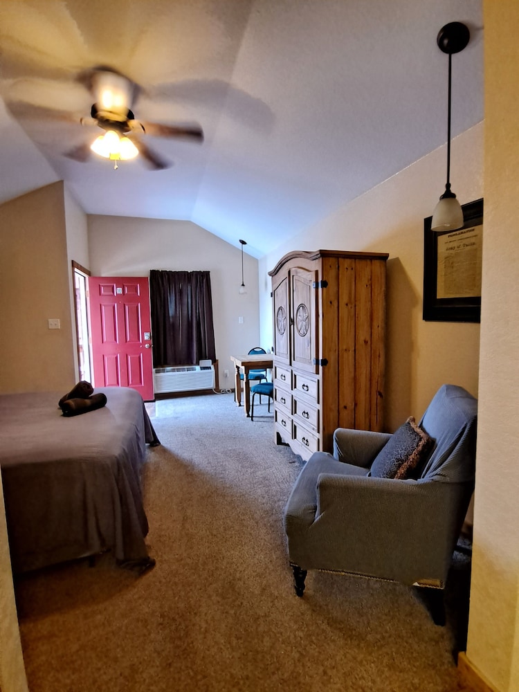 Traditional Cabin, 1 King Bed photo 3