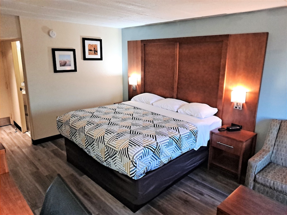 Deluxe Room, 1 King Bed, Non Smoking - Photo 4