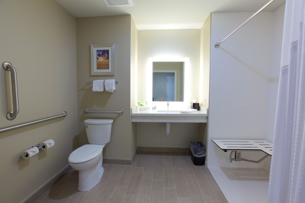 Standard Room, 2 Queen Beds, Accessible (Roll-In Shower) photo 2