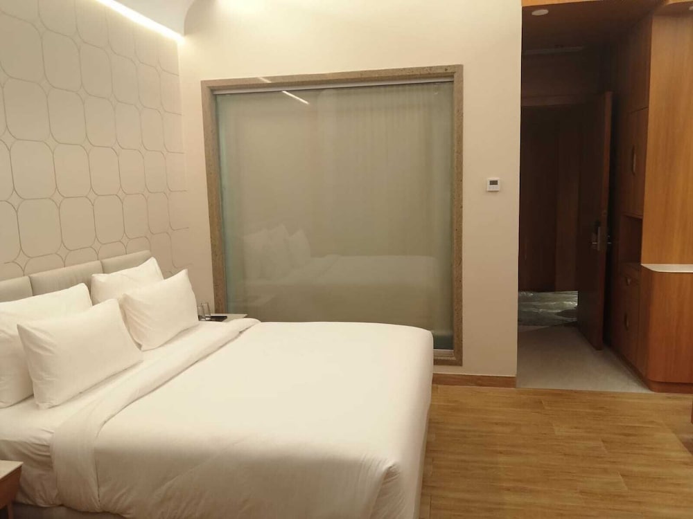 Luxury Suite, City View