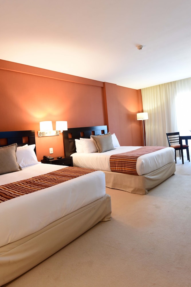 Family Suite, 2 Queen Beds photo 2