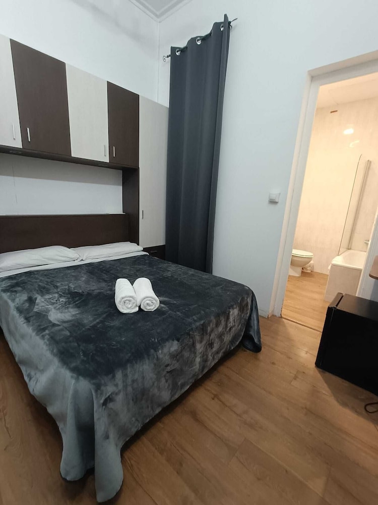 Interior double room with private bathroom