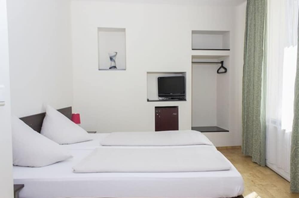 Comfort Double Room with a shower and toilet photo 3