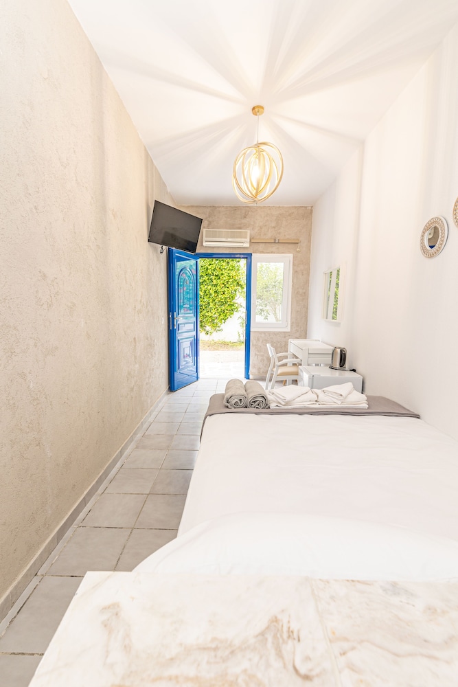 Standard Double Room, 1 King Bed photo 3