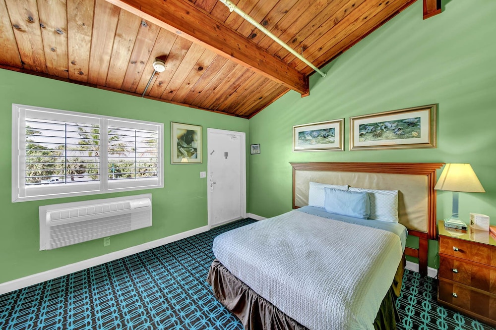 Standard Single Room, 1 King Bed, Partial Sea View photo 3