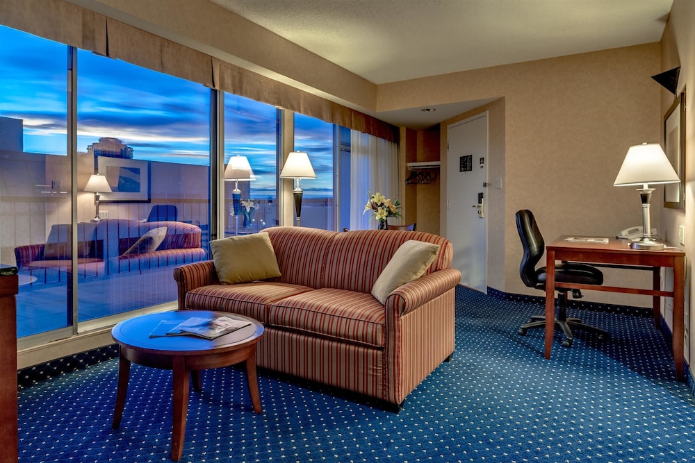 Suite, 1 Queen Bed, Non Smoking, Jetted Tub (Living Room;with Sofabed) - Photo 5