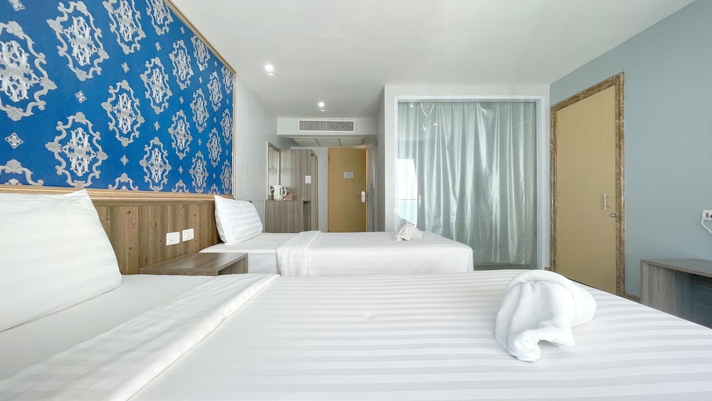 Superior Room, 2 Twin Beds, Pool View - Photo 3