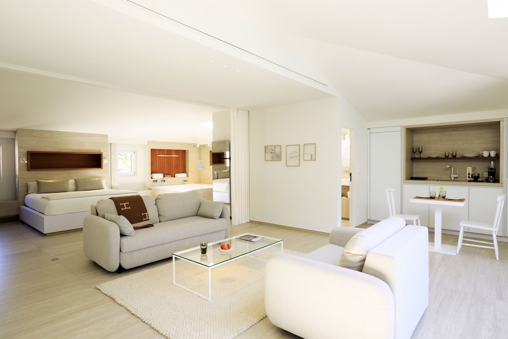 Prestige Suit, Port view - Photo 1