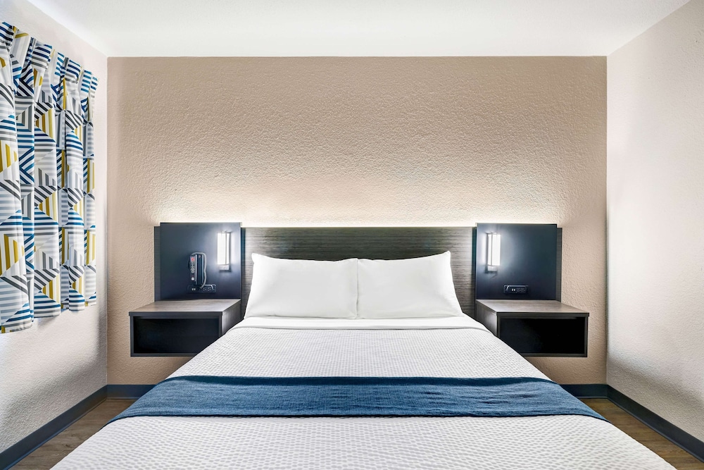 Premium Room, 1 Queen Bed, Non Smoking, Refrigerator & Microwave photo 1