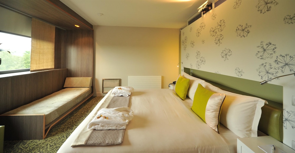 Executive Room, 1 Queen Bed, Bathtub - Photo 1