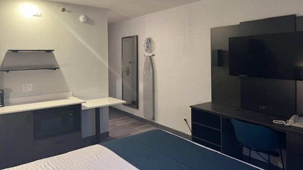 Standard Room, 1 Queen Bed, Non Smoking, Refrigerator & Microwave - Photo 4