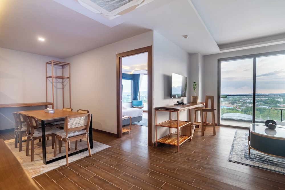 Panorama Executive Suite - Photo 12