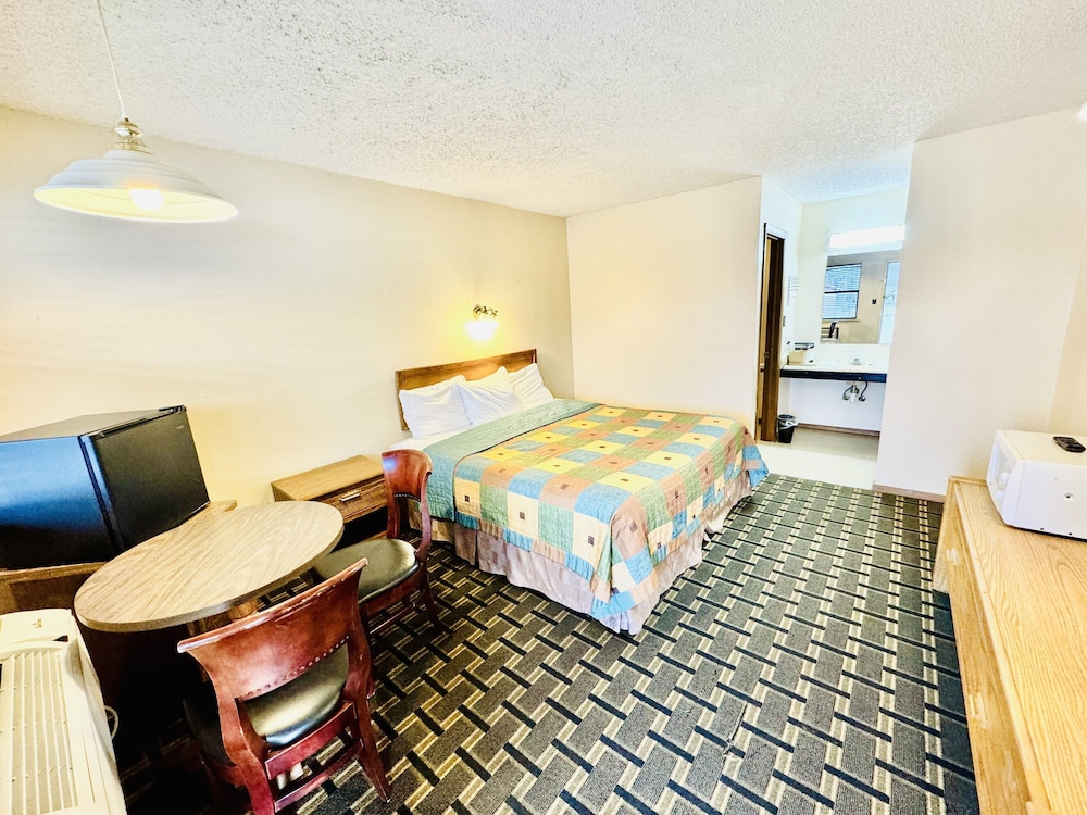 Room, 1 Queen Bed, Non Smoking, Refrigerator & Microwave photo 1