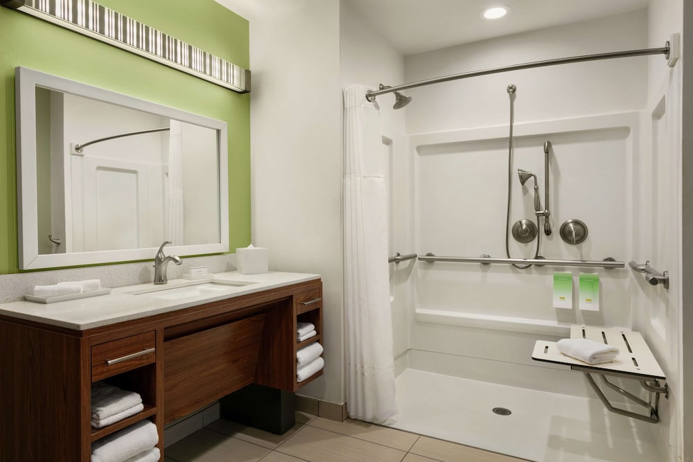 Suite, 1 King Bed, Accessible, Non Smoking photo 2