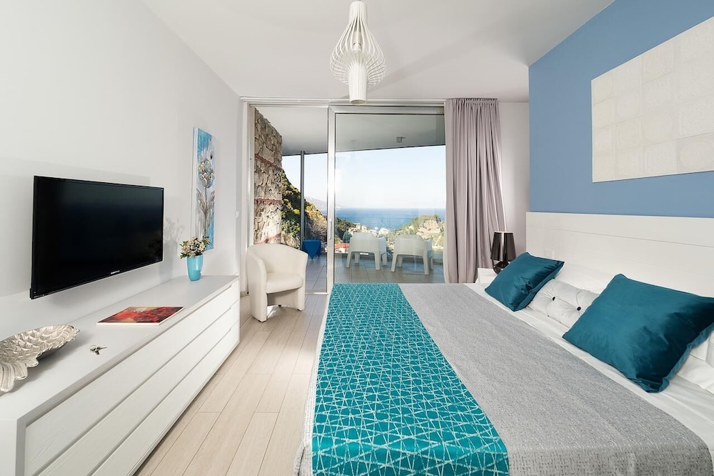 Premium Apartment, Sea View with Terrace photo 3
