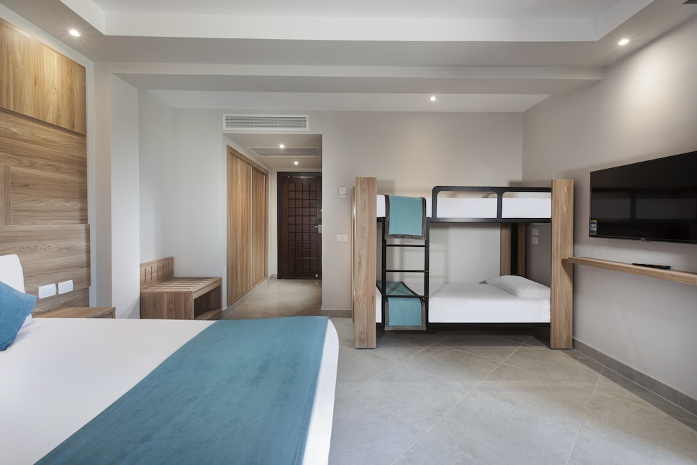 Family room with bunk bed photo 3