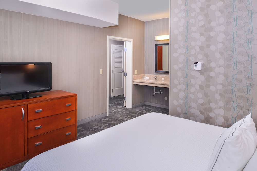 Suite, 1 Bedroom - Photo 11