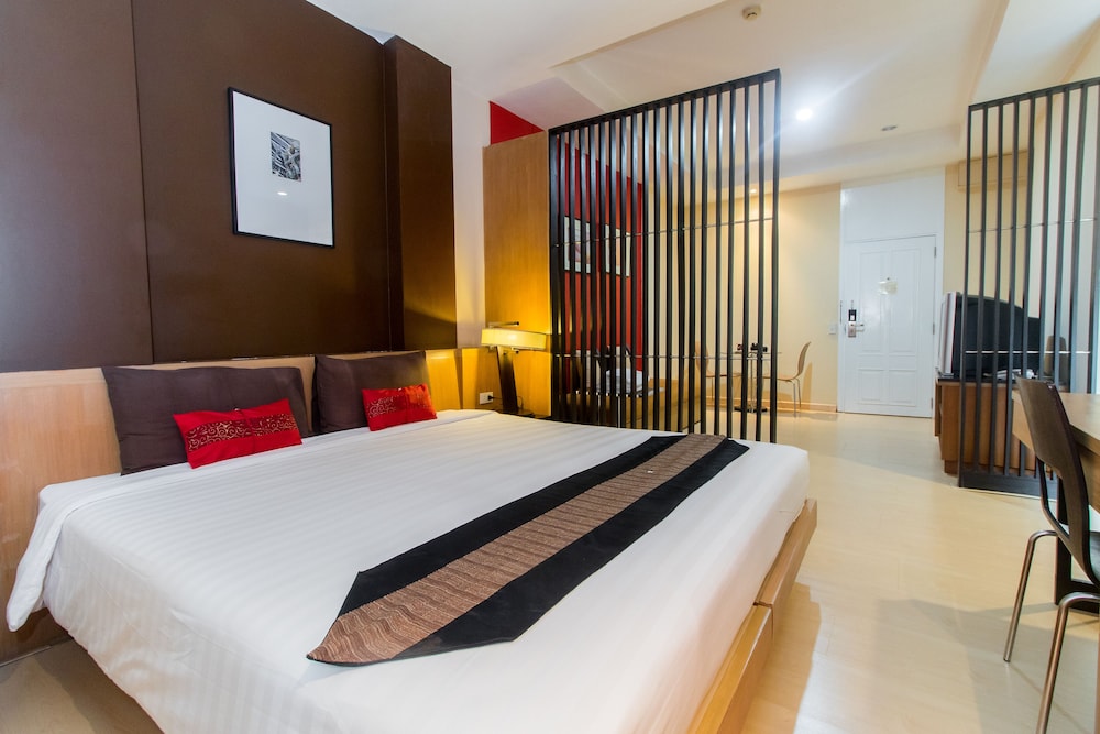 Deluxe Studio, 1 King Bed, Kitchen photo 2