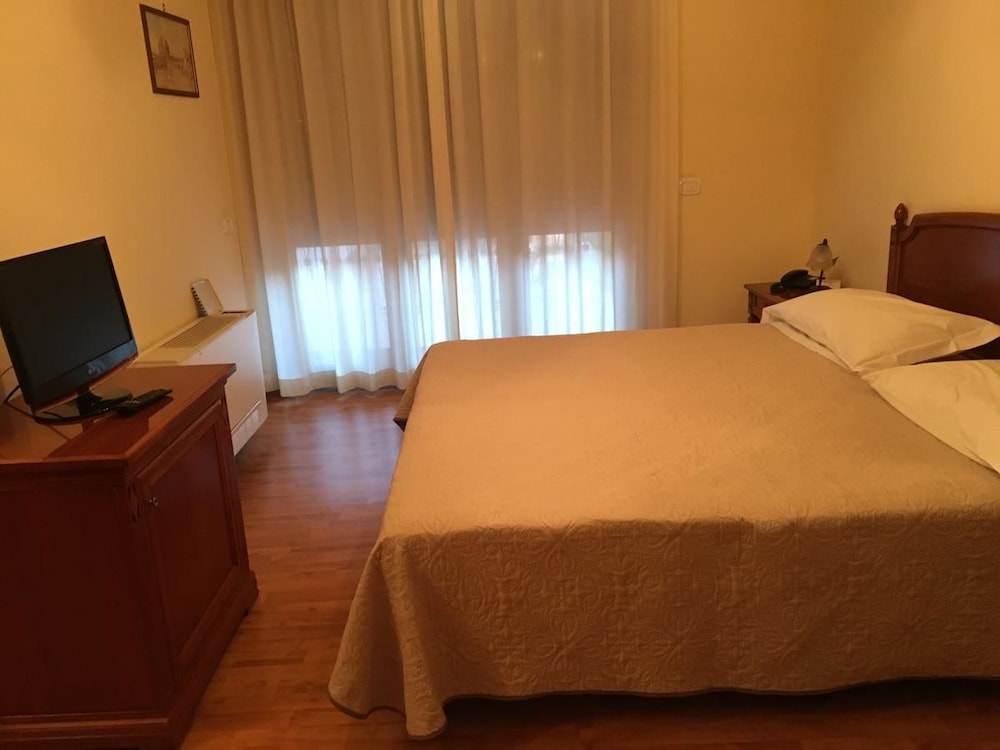 Double or Twin Room photo 2