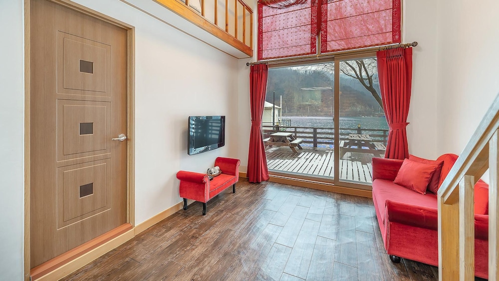 Basic Room, 1 Bedroom (Red (Pet/River View)) - Photo 1