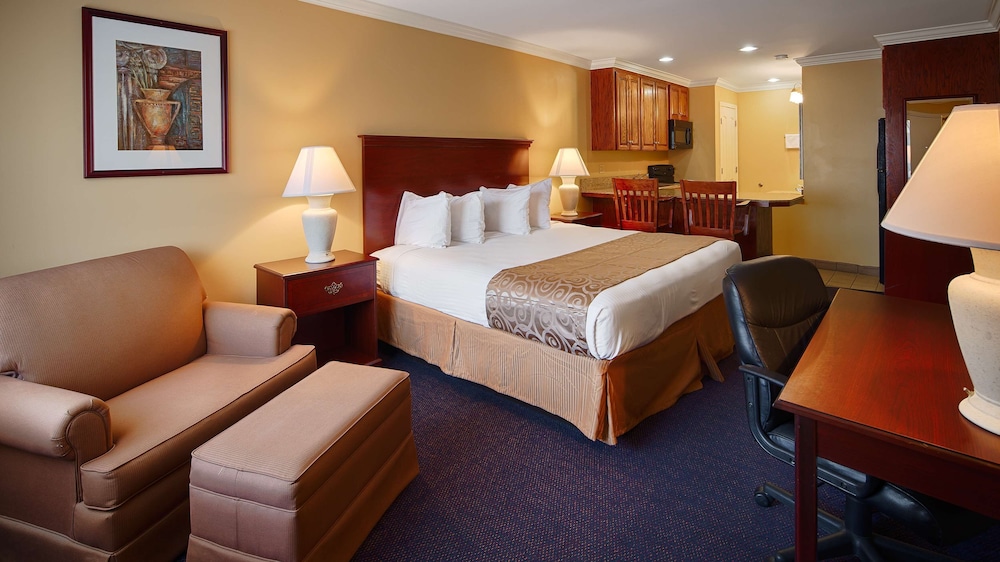 Standard Room, 1 King Bed, Non Smoking, Kitchenette
